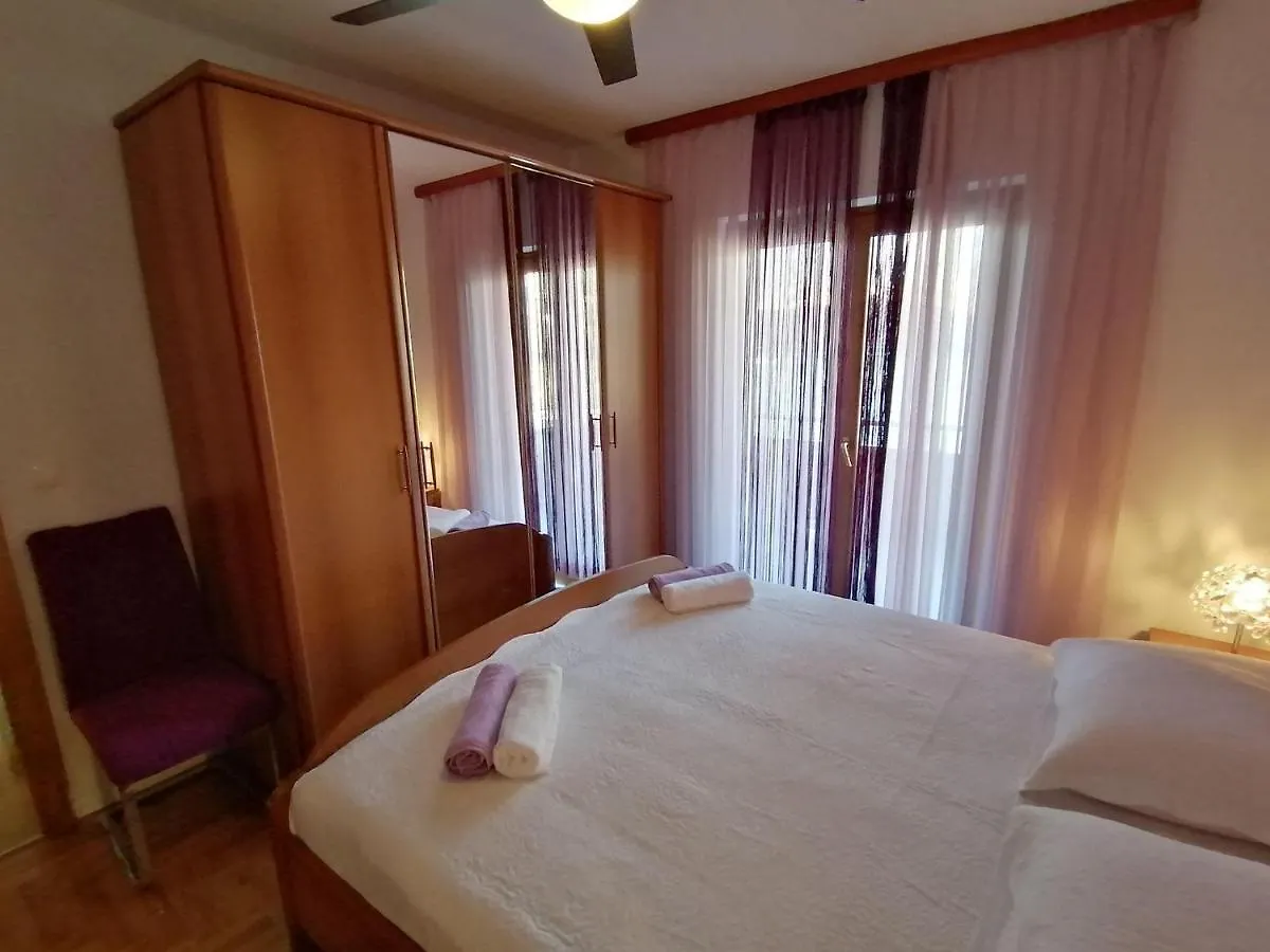 Ferienwohnung-Roncevic-Nur-50-M-Vom-Meer Maslenica Apartmán