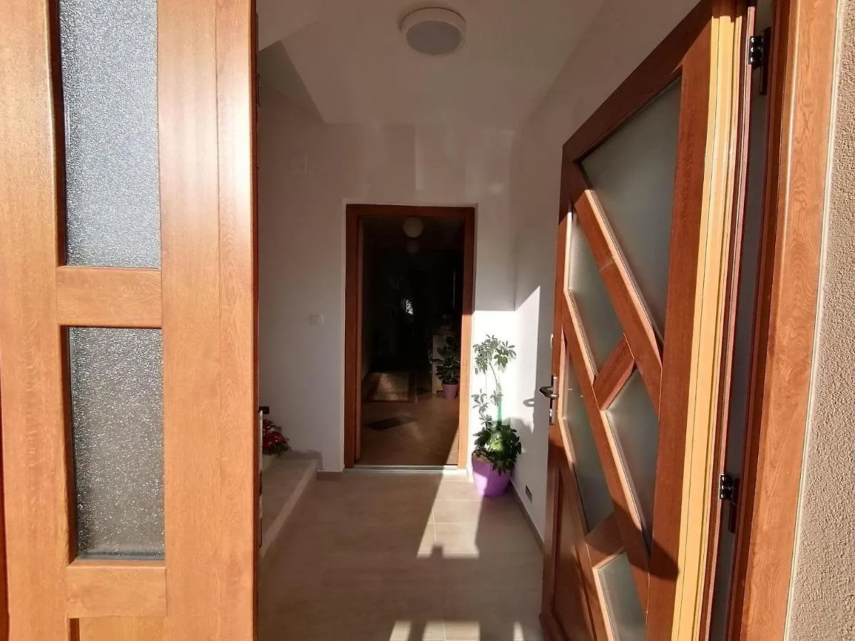 Ferienwohnung-Roncevic-Nur-50-M-Vom-Meer Maslenica