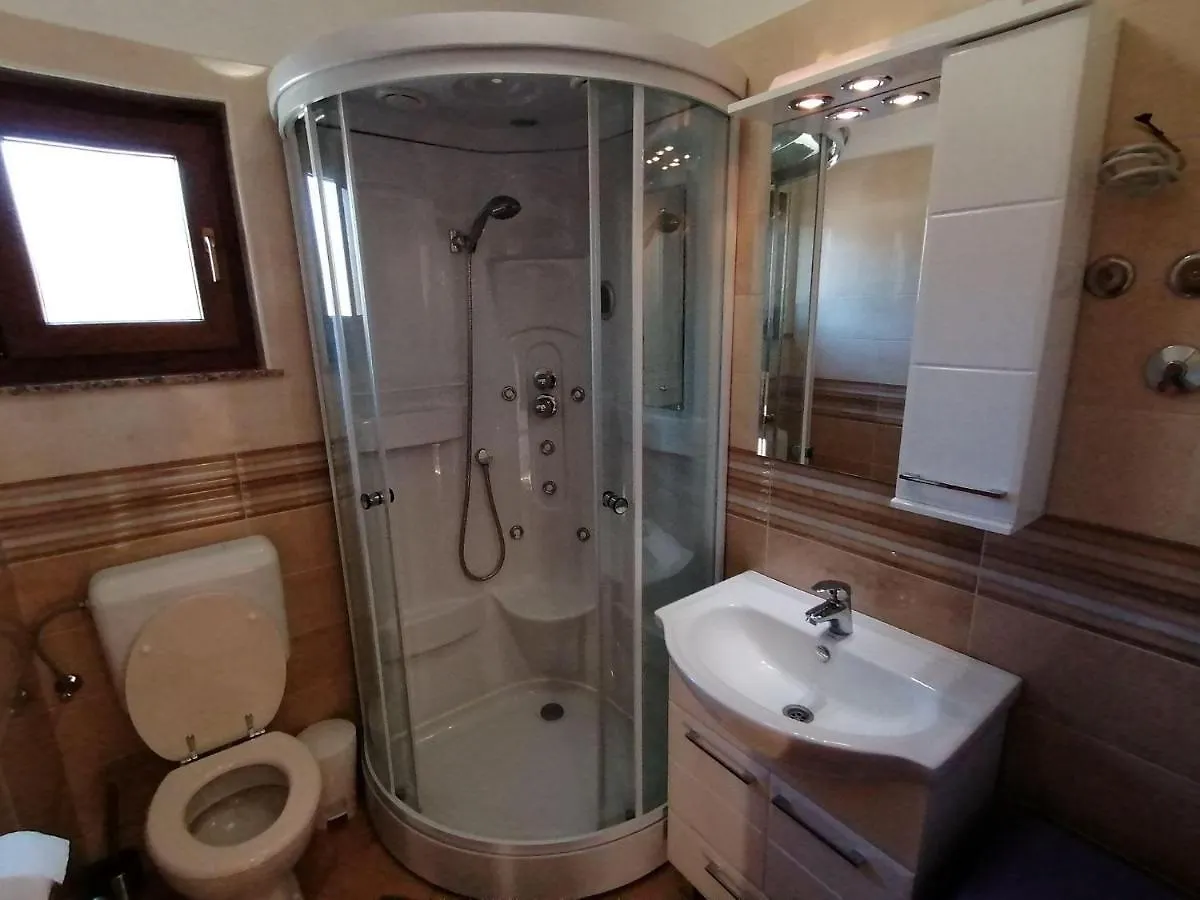 Ferienwohnung-Roncevic-Nur-50-M-Vom-Meer Maslenica Apartment