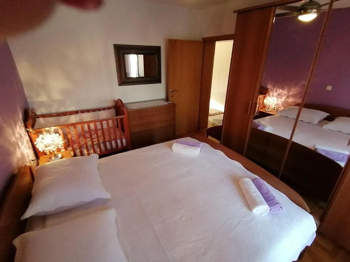 Ferienwohnung-Roncevic-Nur-50-M-Vom-Meer Maslenica