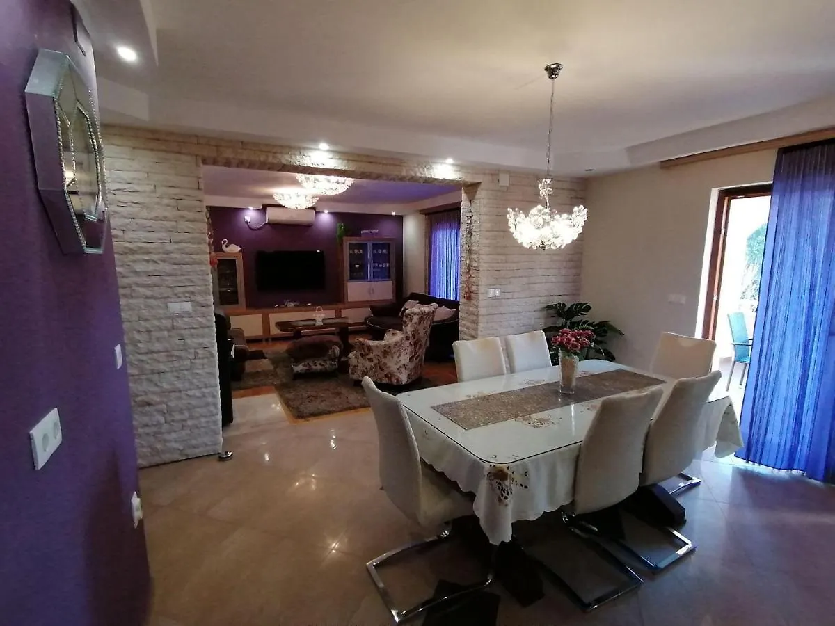 Ferienwohnung-Roncevic-Nur-50-M-Vom-Meer Maslenica