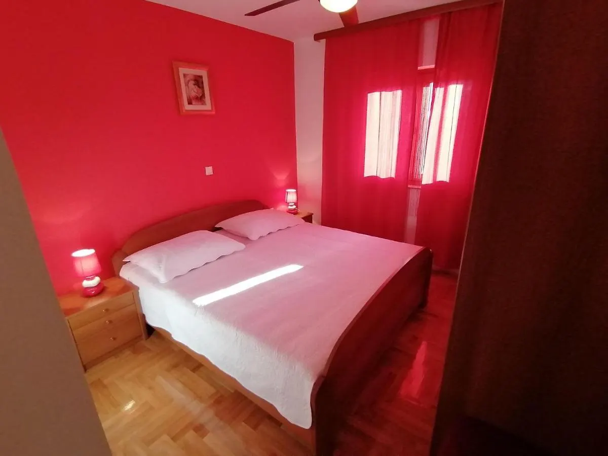 Ferienwohnung-Roncevic-Nur-50-M-Vom-Meer Maslenica Apartment